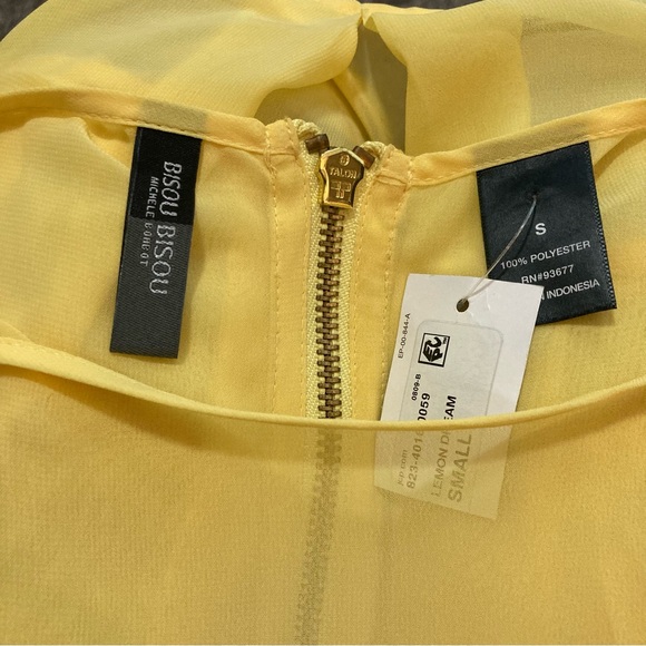 Bisou Bisou Sheer Cropped Wide Bell Sleeve Too - Picture 9 of 11